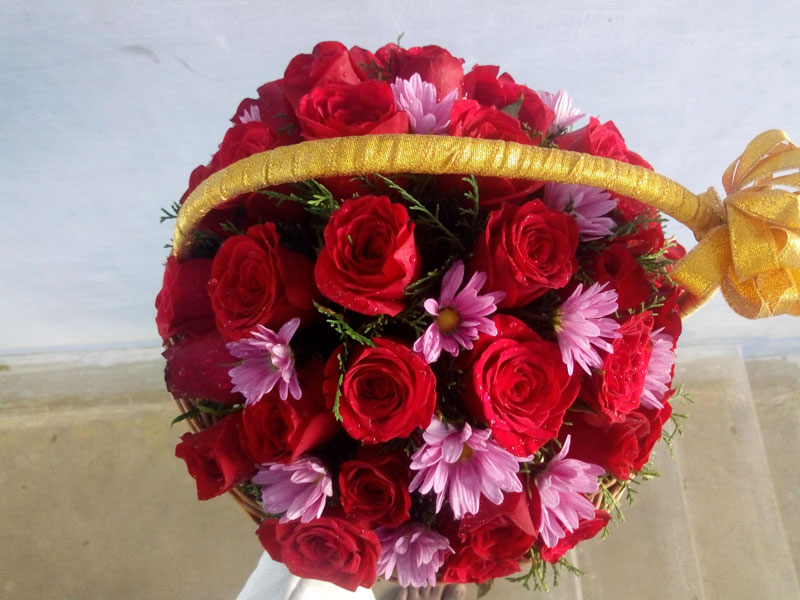 Mix Fresh Flowers Basket Red Roses with Seasonal Fillers