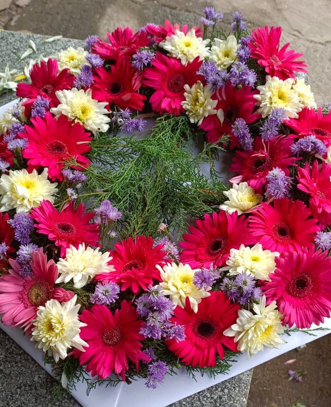 Dark Pink Colour Gerbera, White Chrysanthemum &amp; Violet Daisy Flowers Wreath Arrangement